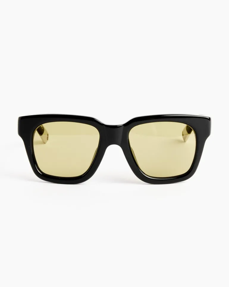 Les Lunettes Carino Sunglasses in Black