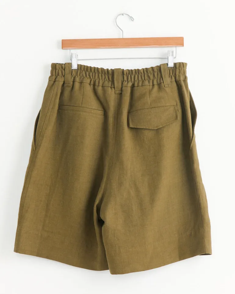 Relaxed Short in Kelp