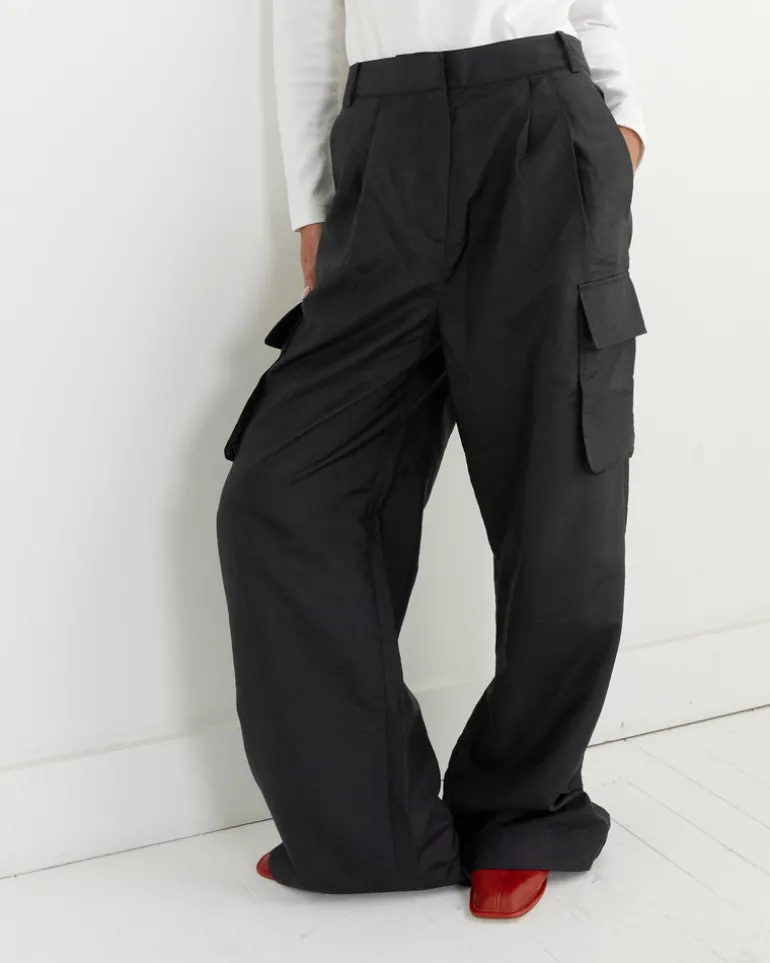 Stella Pleated Cargo Pant in Black