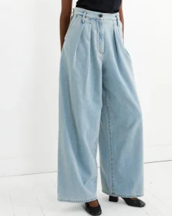 Wide Pleated Jeans in Ice Blue