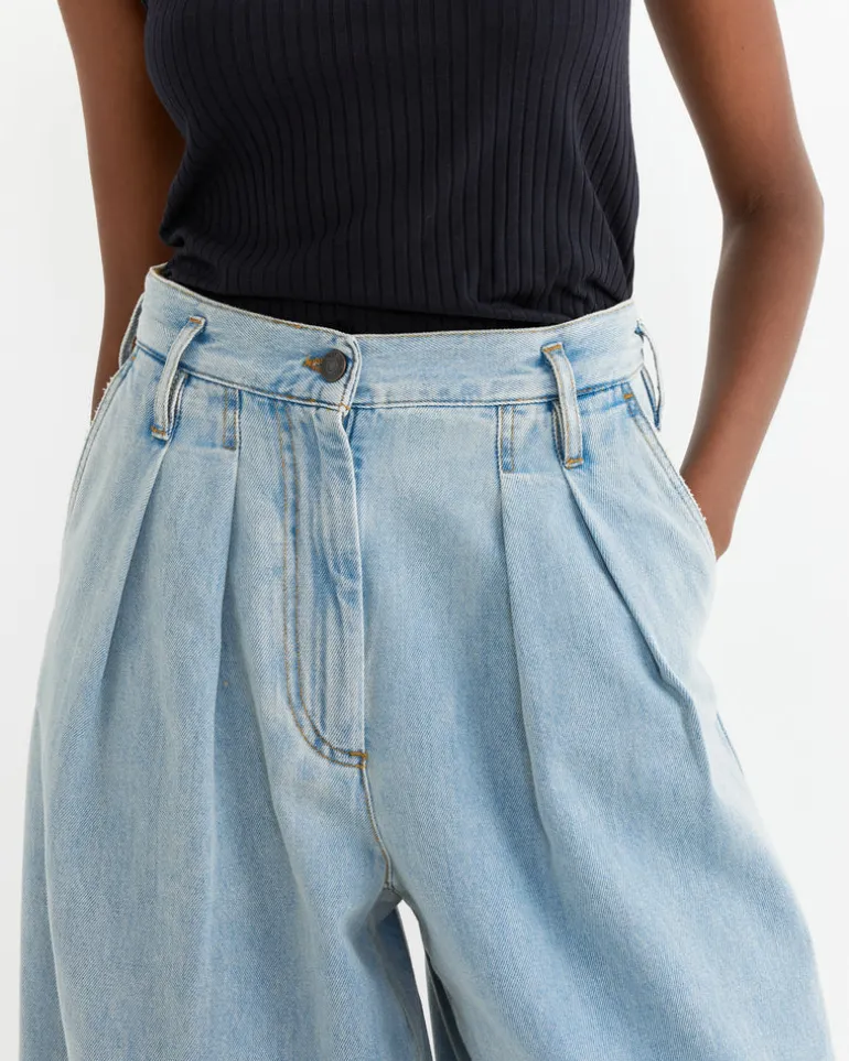 Wide Pleated Jeans in Ice Blue